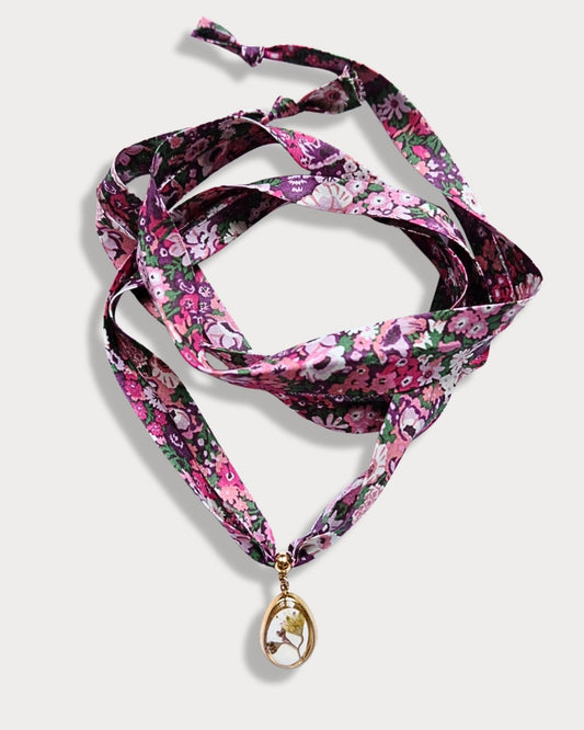 Collana in tessuto di cotone floreale con pendente con fiore di heuchera