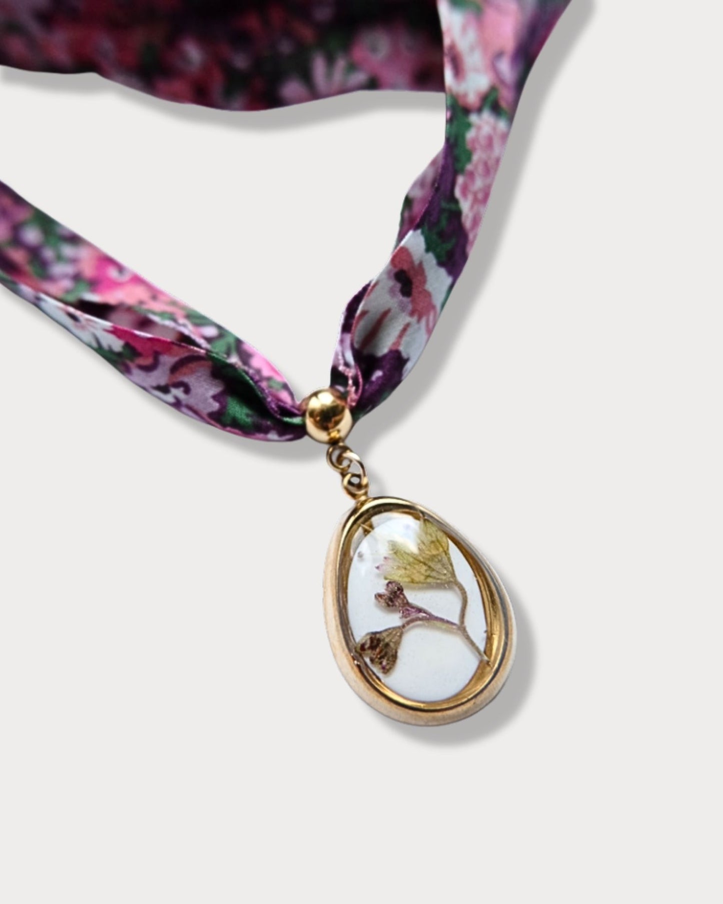 Collana in tessuto di cotone floreale con pendente con fiore di heuchera