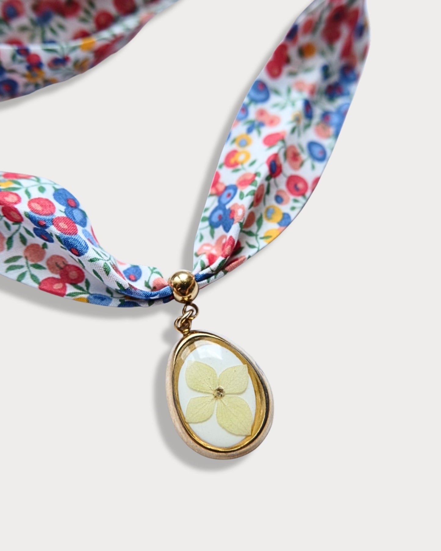 Collana in tessuto di cotone floreale con pendente con ortensia verde