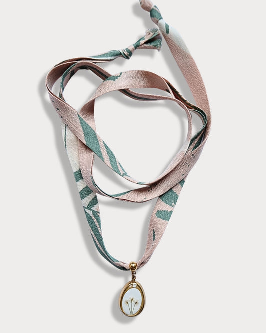 Collana in tessuto di cotone floreale con pendente con fiori di carota selvatica bianca