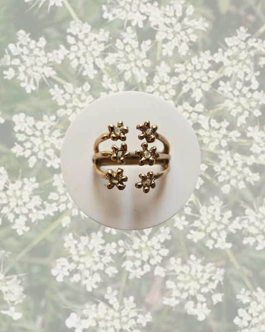 Anello in ottone regolabile a forma di carota selvatica con frammenti di fiori