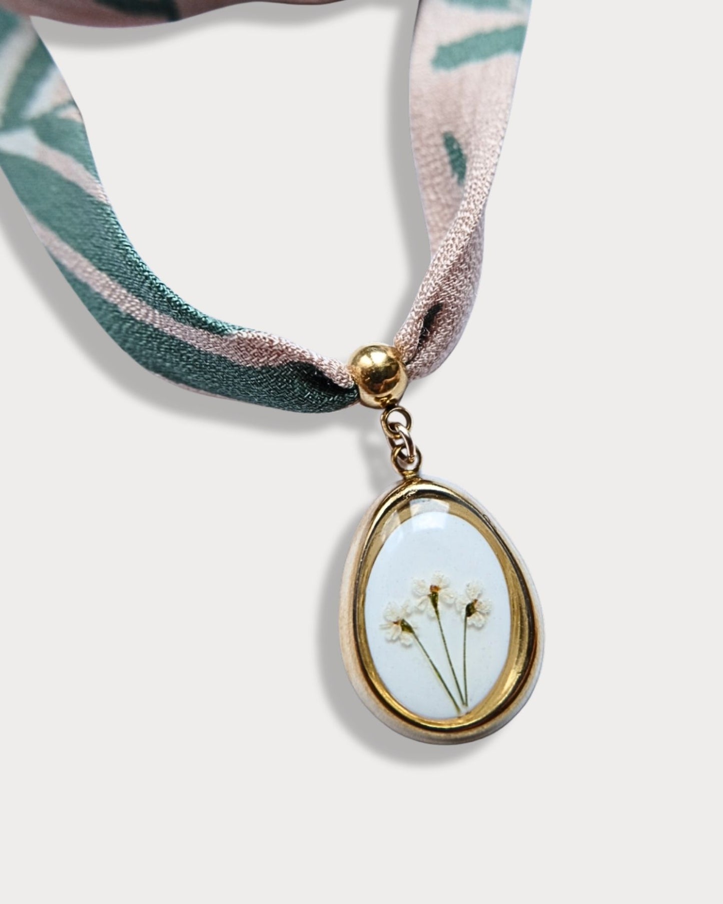Collana in tessuto di cotone floreale con pendente con fiori di carota selvatica bianca