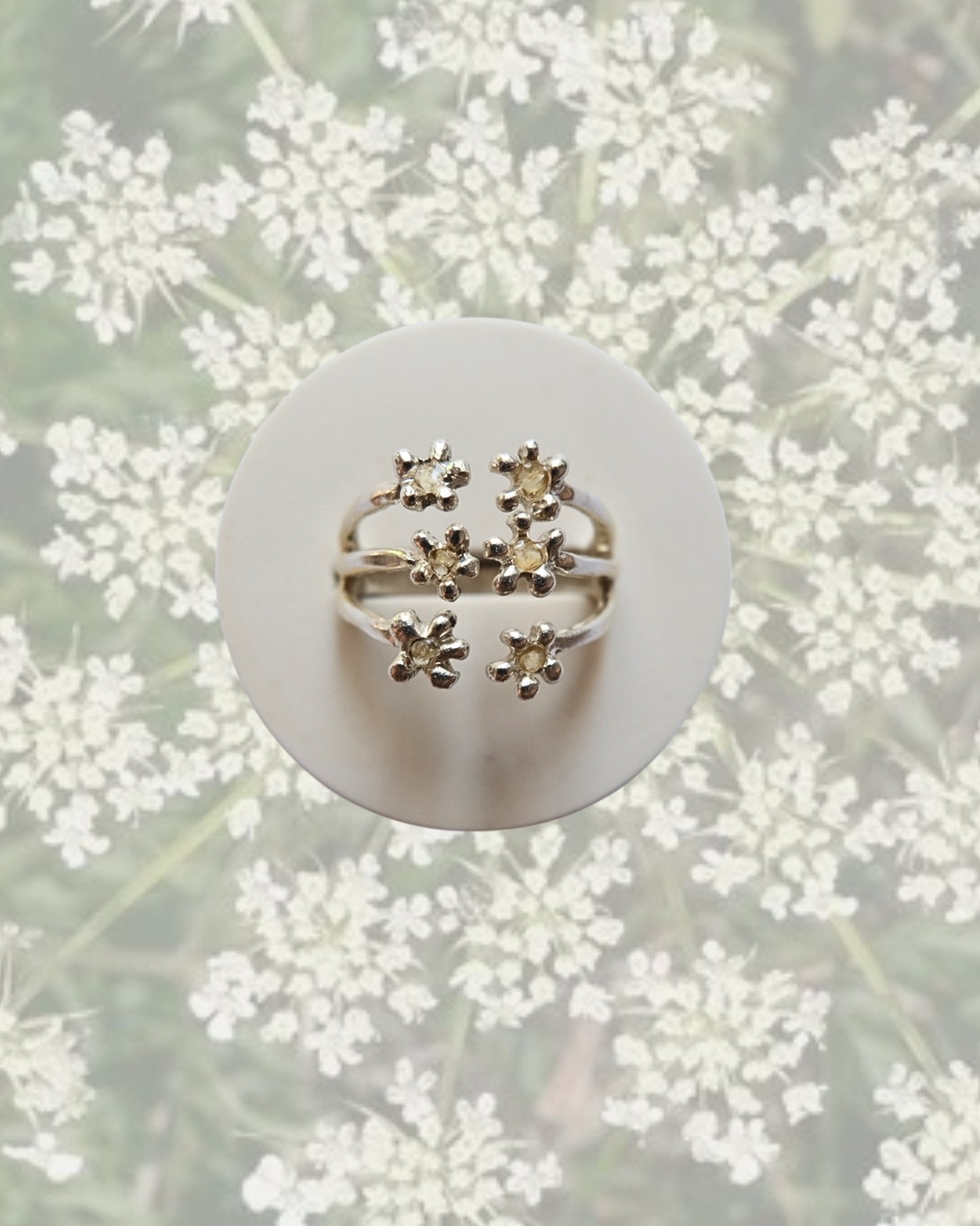 Anello in argento 925 regolabile a forma di carota selvatica con frammenti di fiori