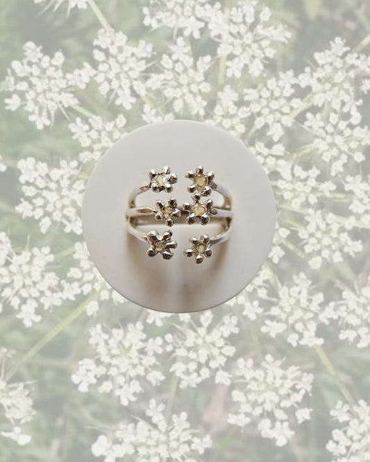 Anello in argento 925 regolabile a forma di carota selvatica con frammenti di fiori