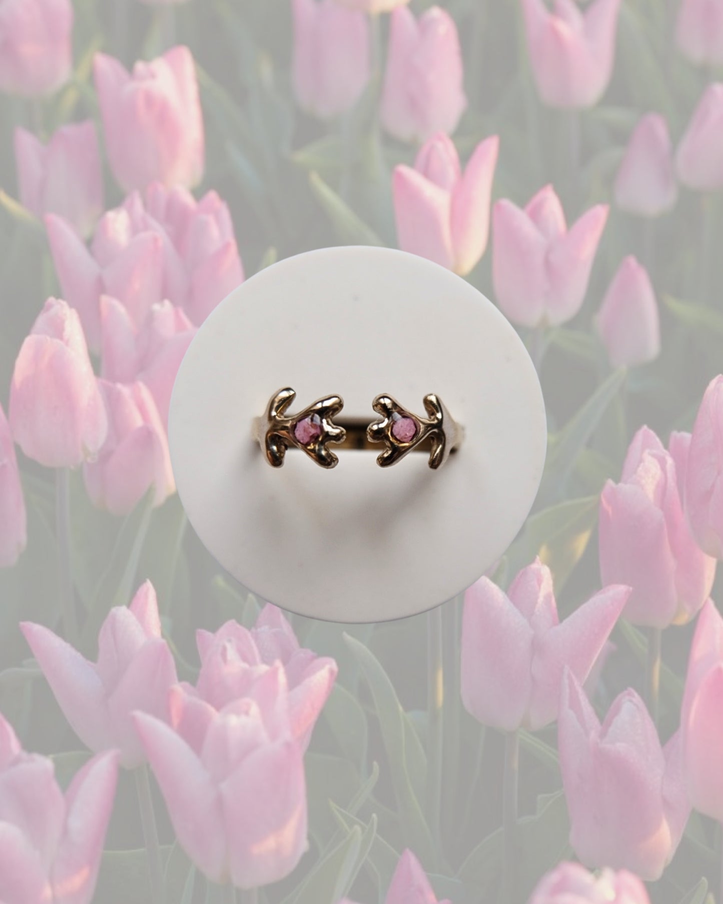 Anello in ottone regolabile a forma di tulipani con frammenti di fiori