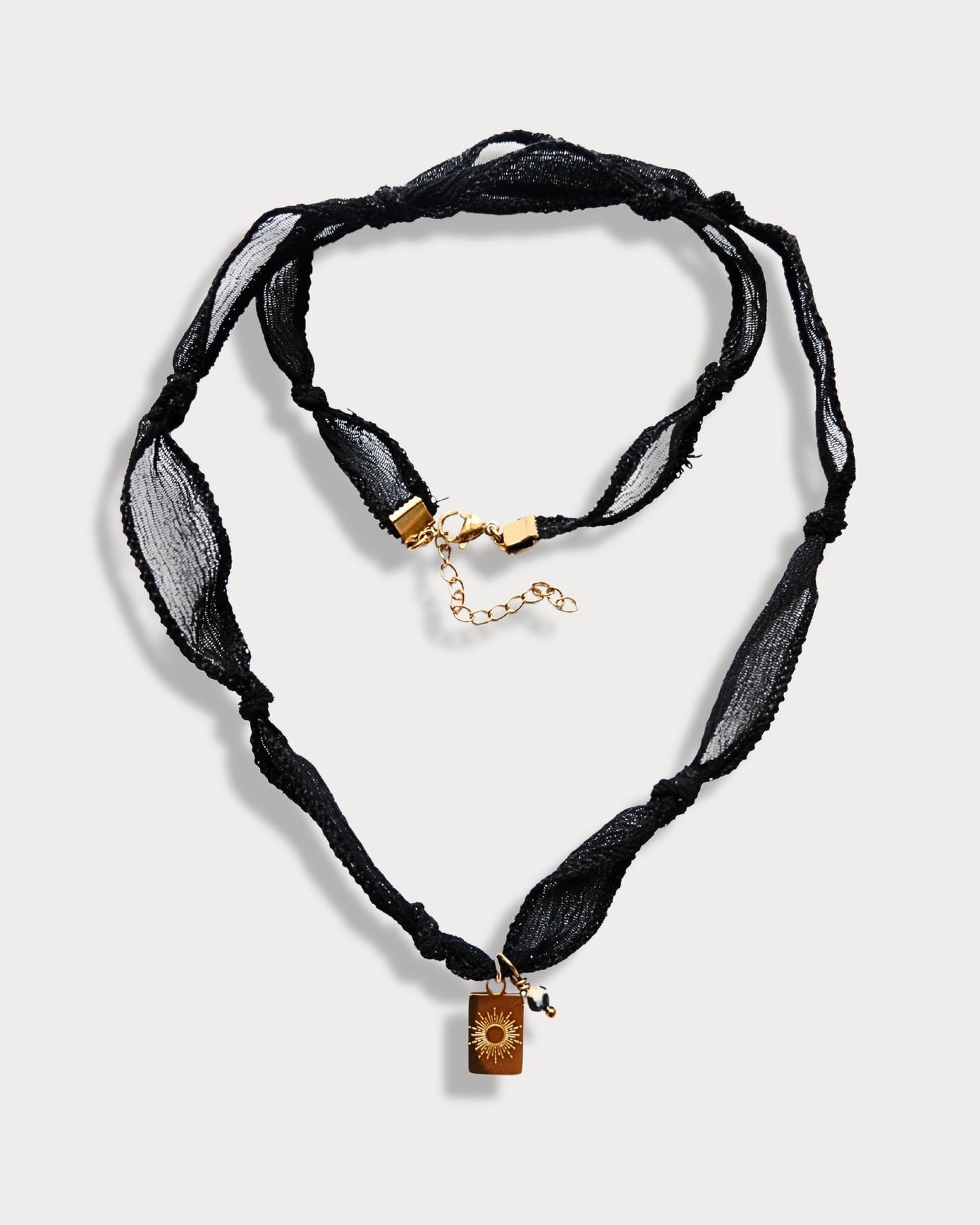 Collana in seta annodata nera con pendente a forma di sole e pietra di diaspro dalmata
