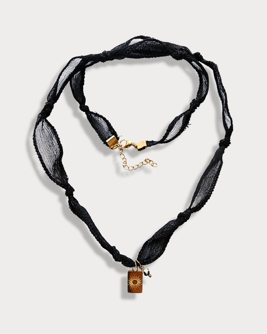 Collana in seta annodata nera con pendente a forma di sole e pietra di diaspro dalmata