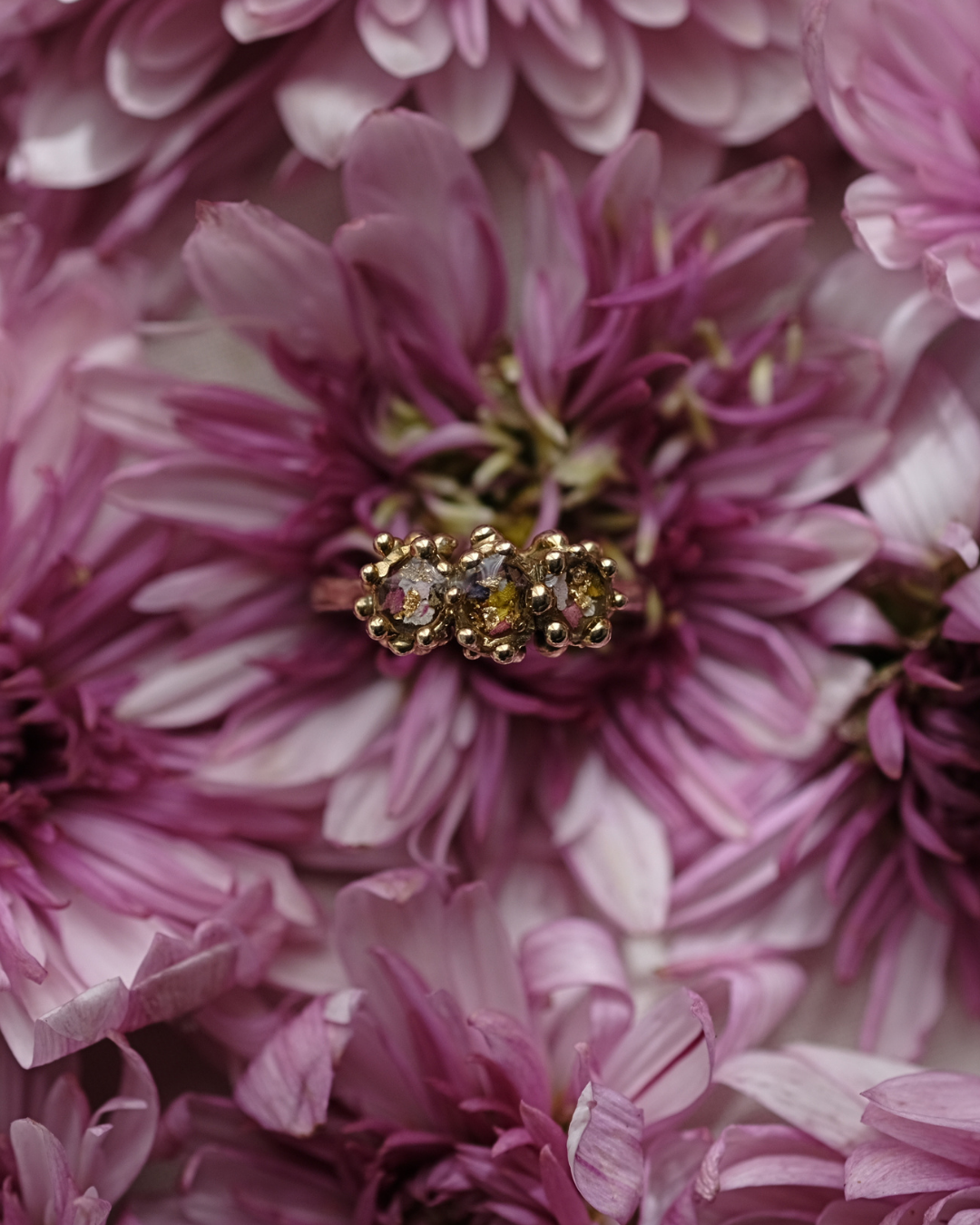 FRAMMENTI - Anello con tre gocce contenenti dei frammenti di fiori e gocce di rugiada