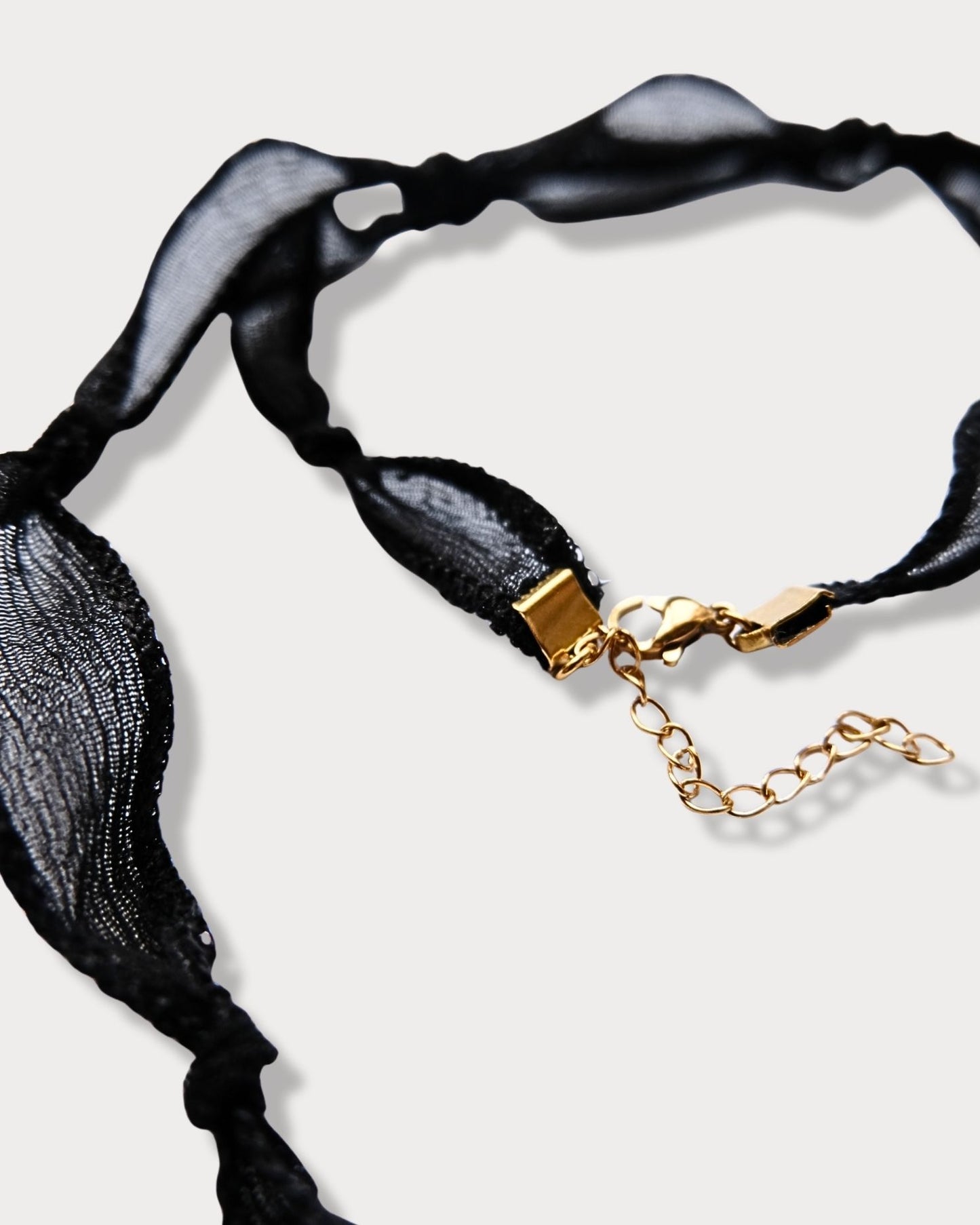 Collana in seta annodata nera con pendente a forma di sole e pietra di diaspro dalmata