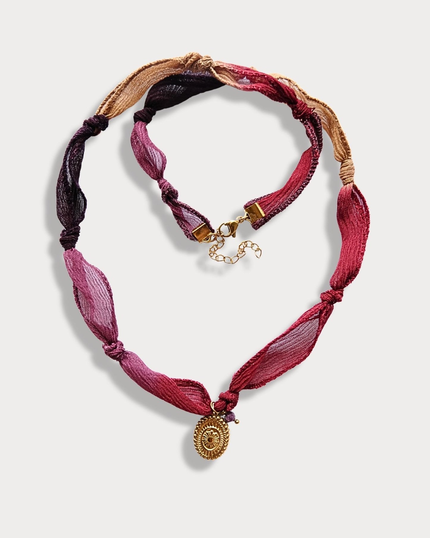 Collana in seta annodata bordeaux, rossa e nocciola con pendente a forma di fiore e pietra di tormalina