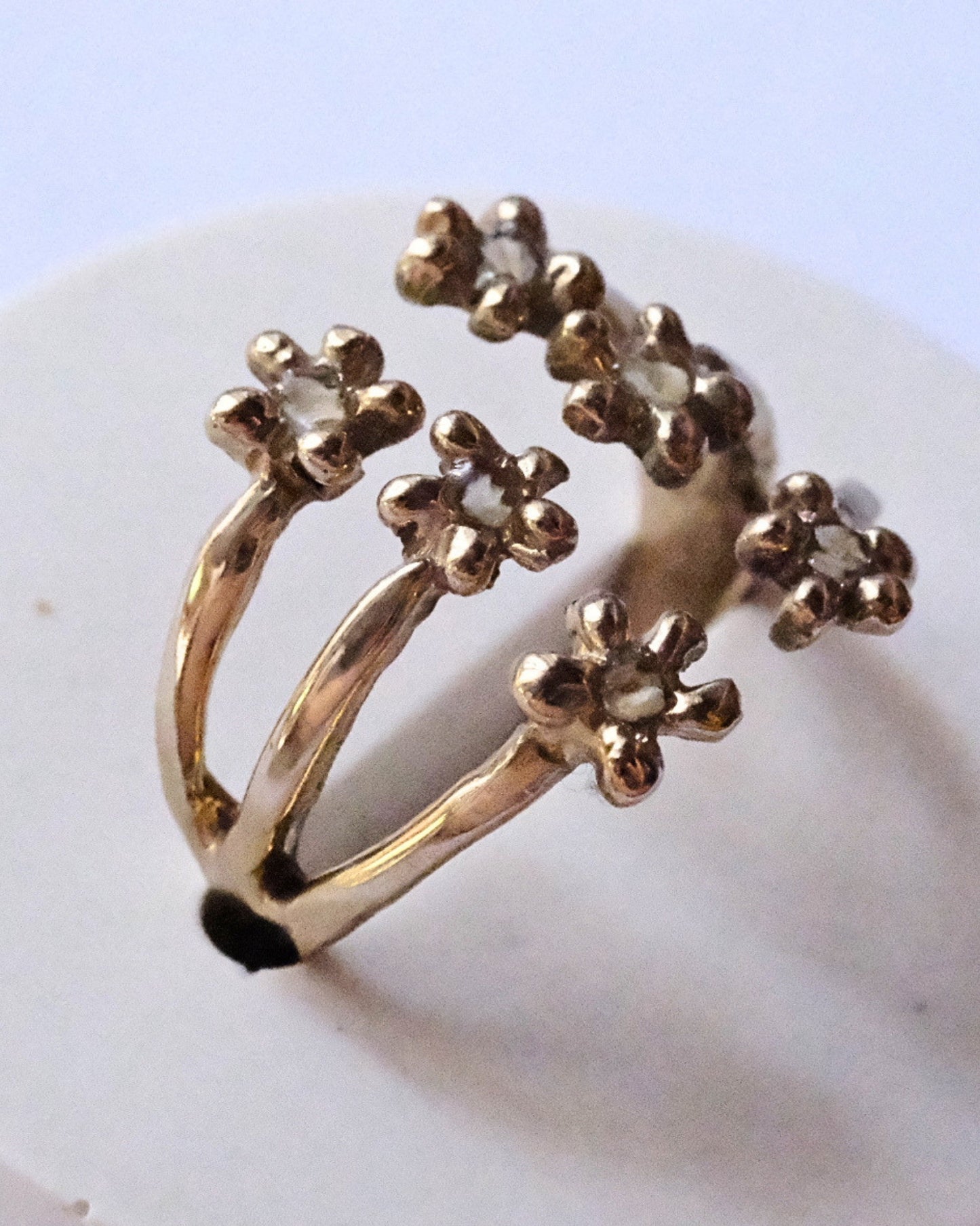 Anello in ottone regolabile a forma di carota selvatica con frammenti di fiori