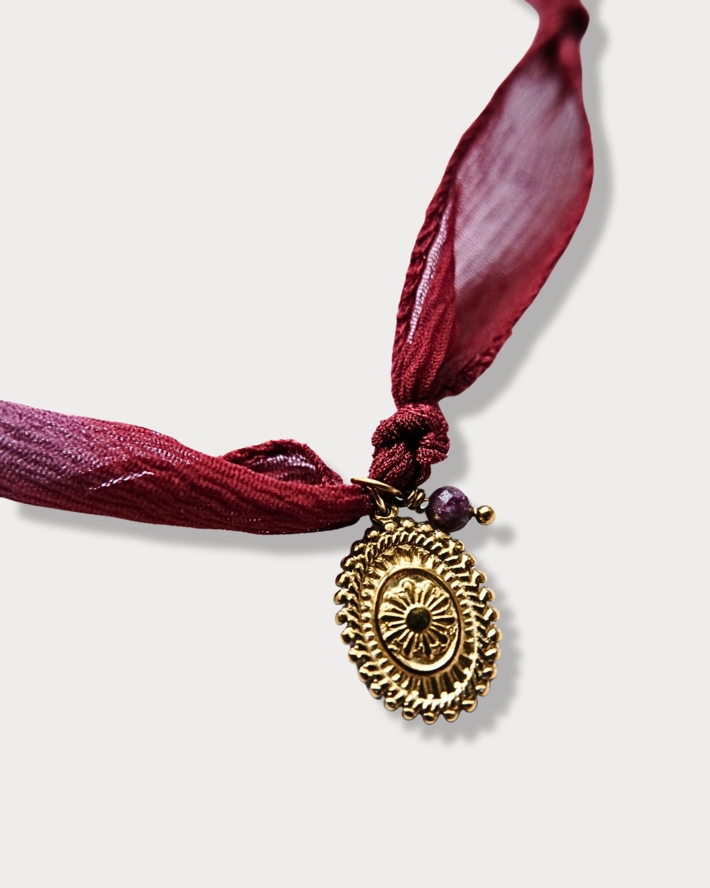 Collana in seta annodata bordeaux, rossa e nocciola con pendente a forma di fiore e pietra di tormalina