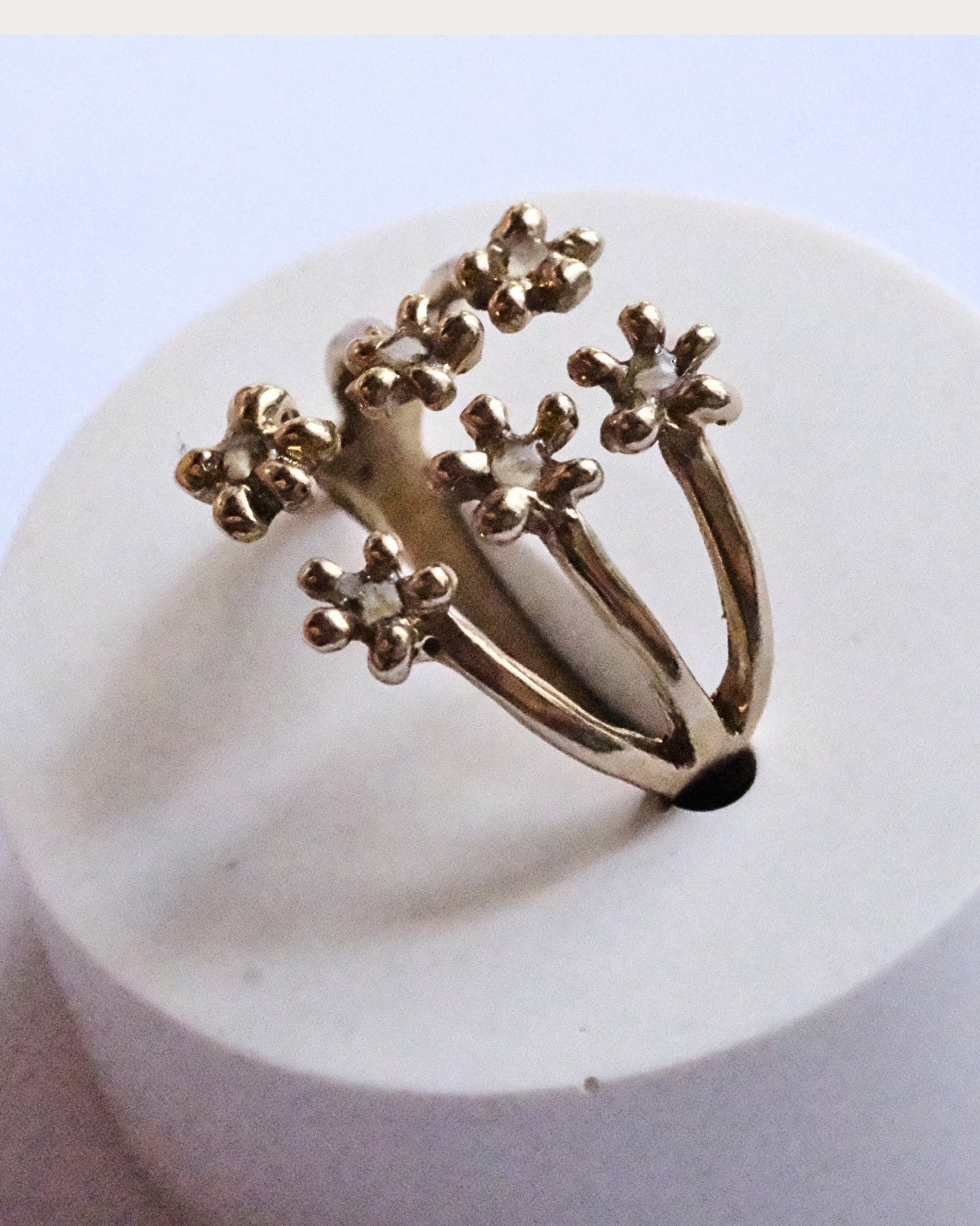 Anello in ottone regolabile a forma di carota selvatica con frammenti di fiori