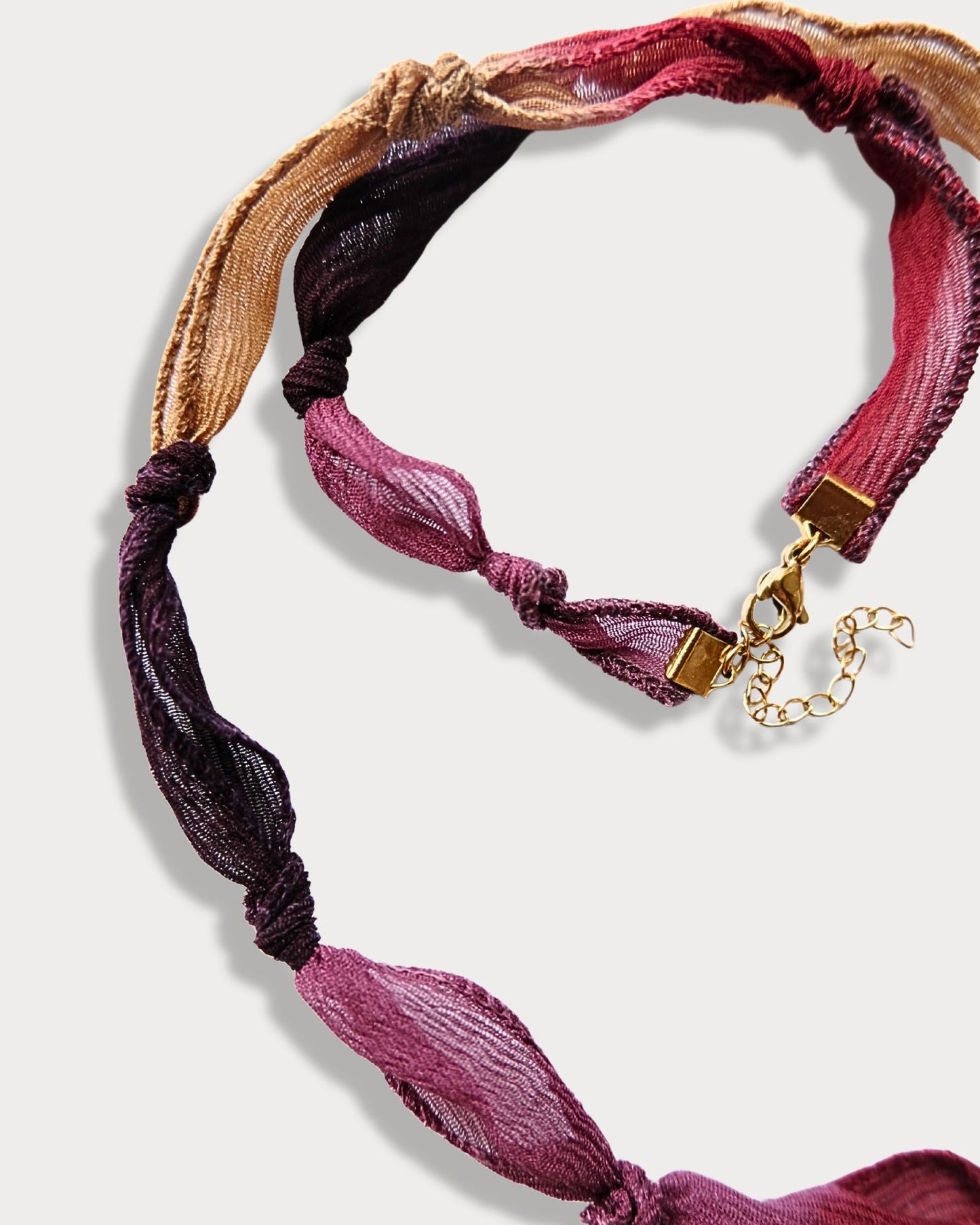 Collana in seta annodata bordeaux, rossa e nocciola con pendente a forma di fiore e pietra di tormalina