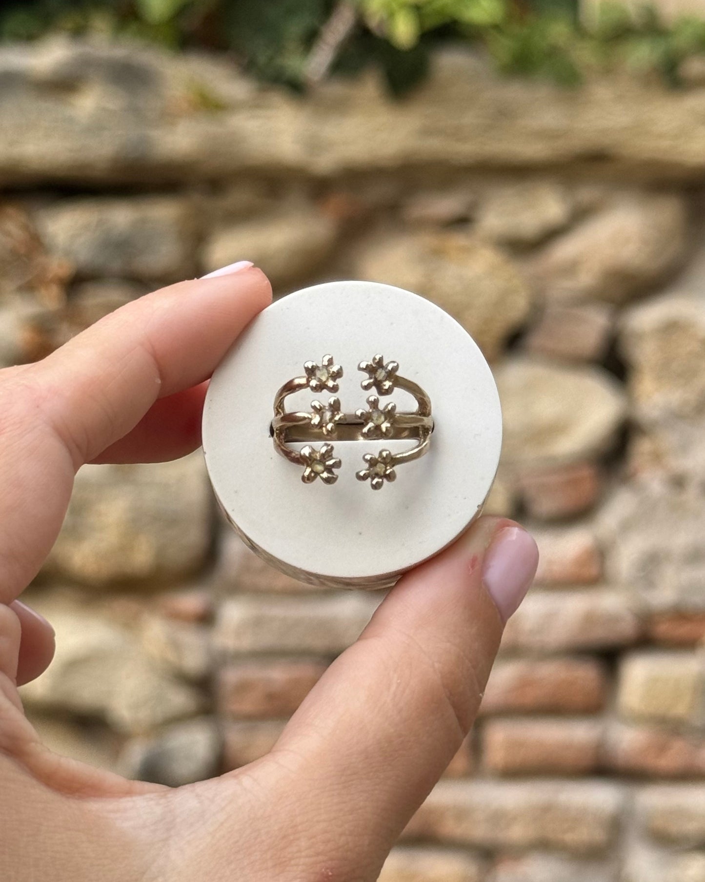 Anello in ottone regolabile a forma di carota selvatica con frammenti di fiori