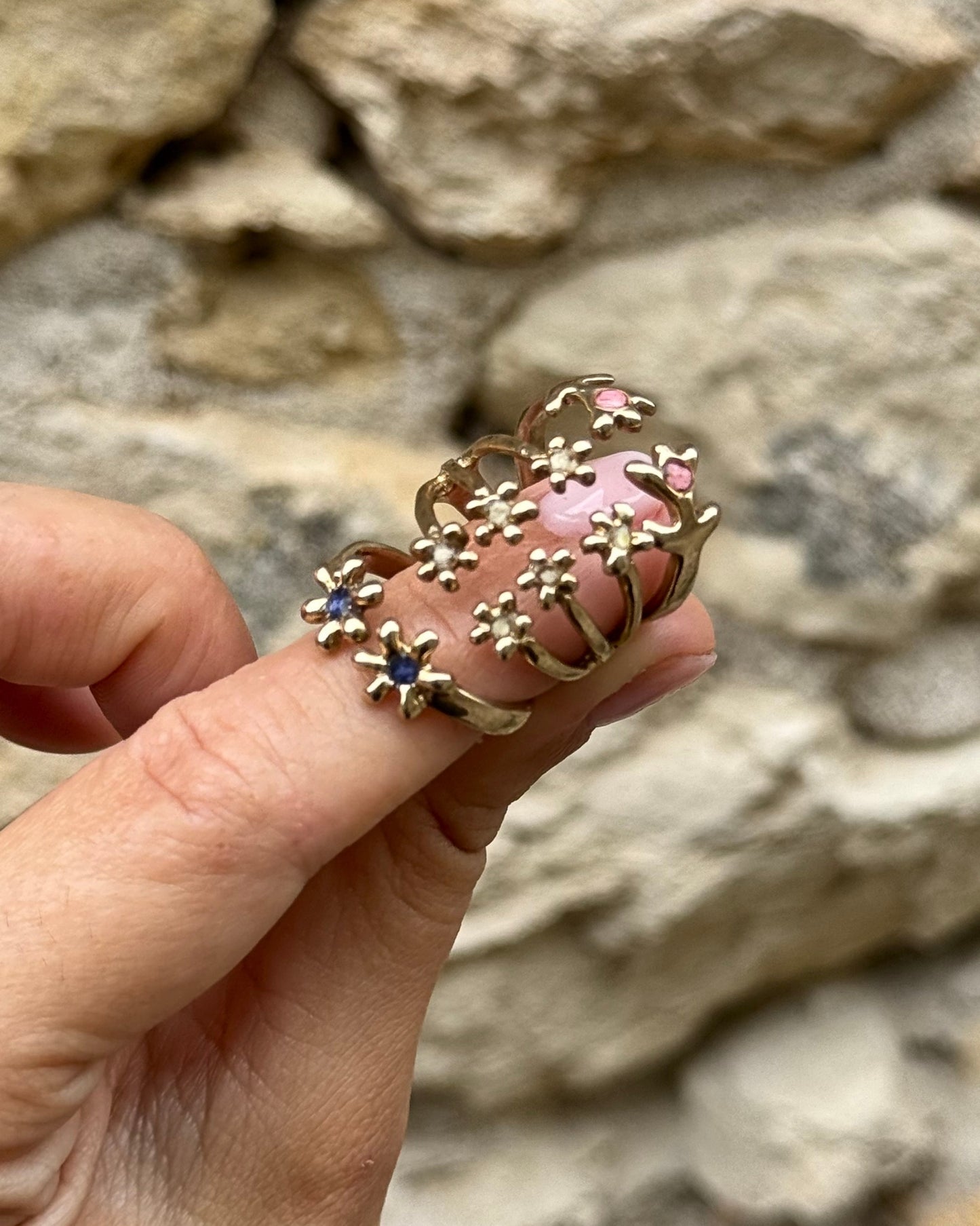 Anello in ottone regolabile a forma di carota selvatica con frammenti di fiori