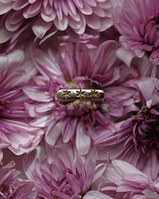 CIELO STELLATO - Anello in ottone geometrico regolabile con tre stelle