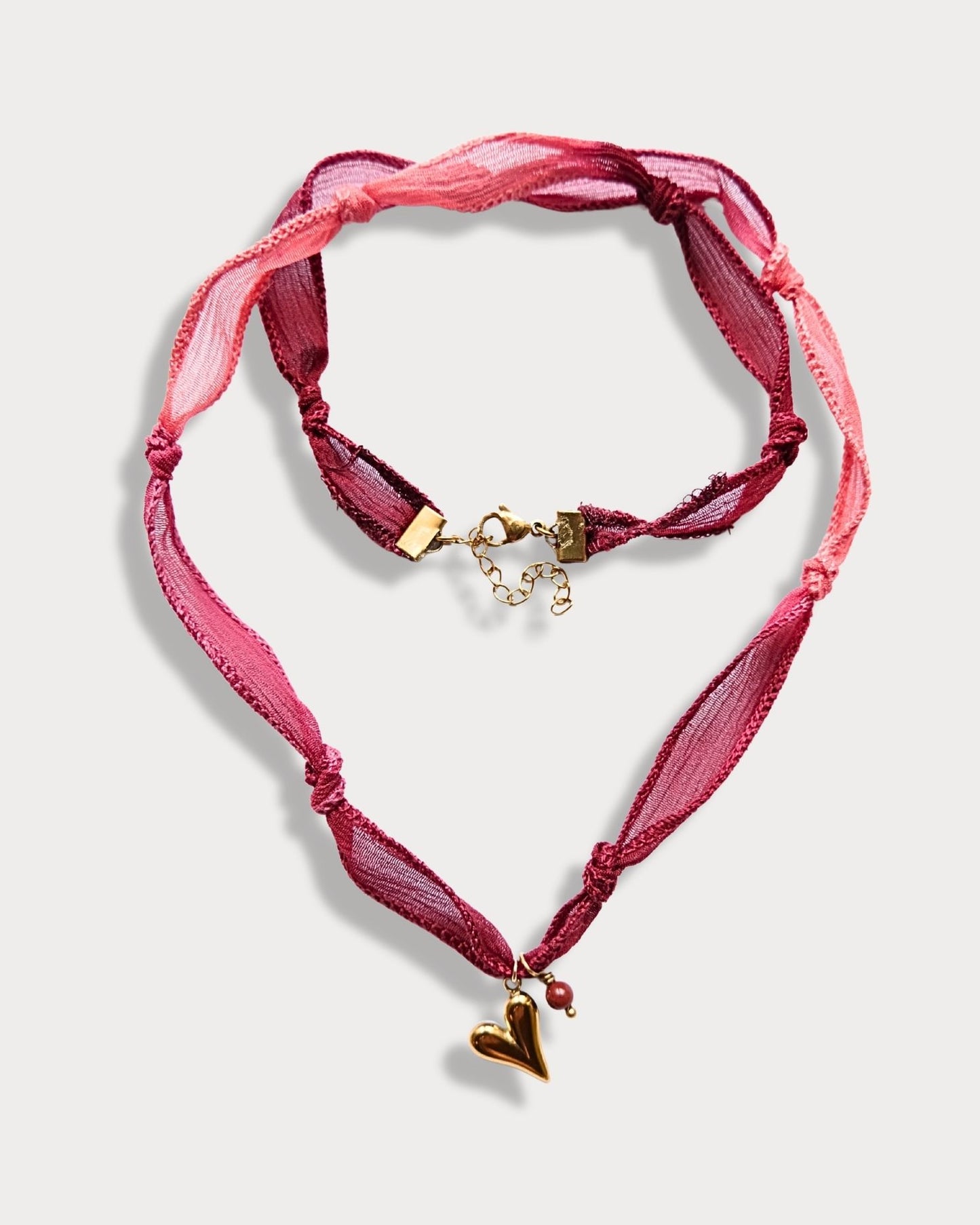 Collana in seta annodata rossa e corallo con pendente a forma di cuore e pietra di diaspro rosso