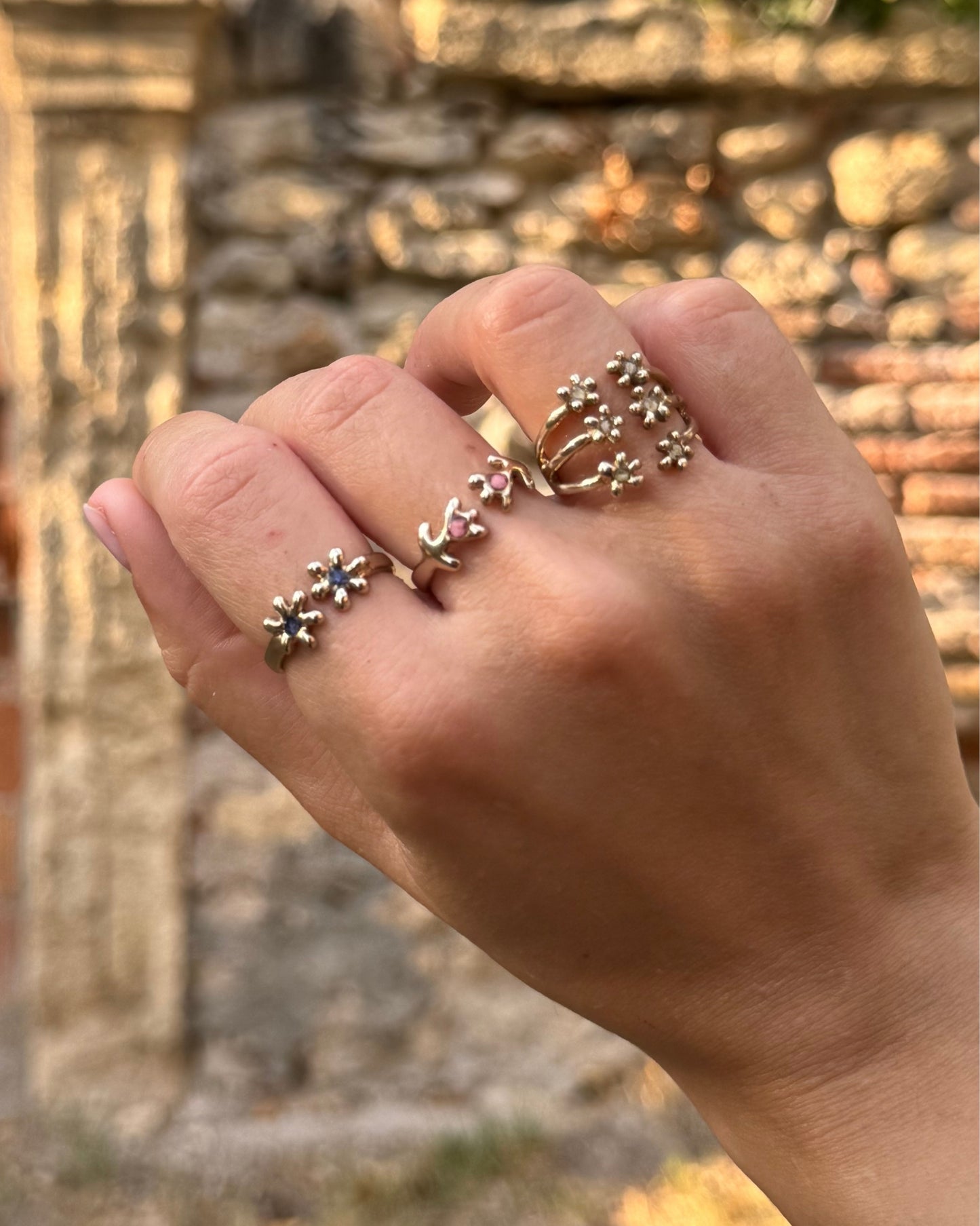 Anello in ottone regolabile a forma di carota selvatica con frammenti di fiori