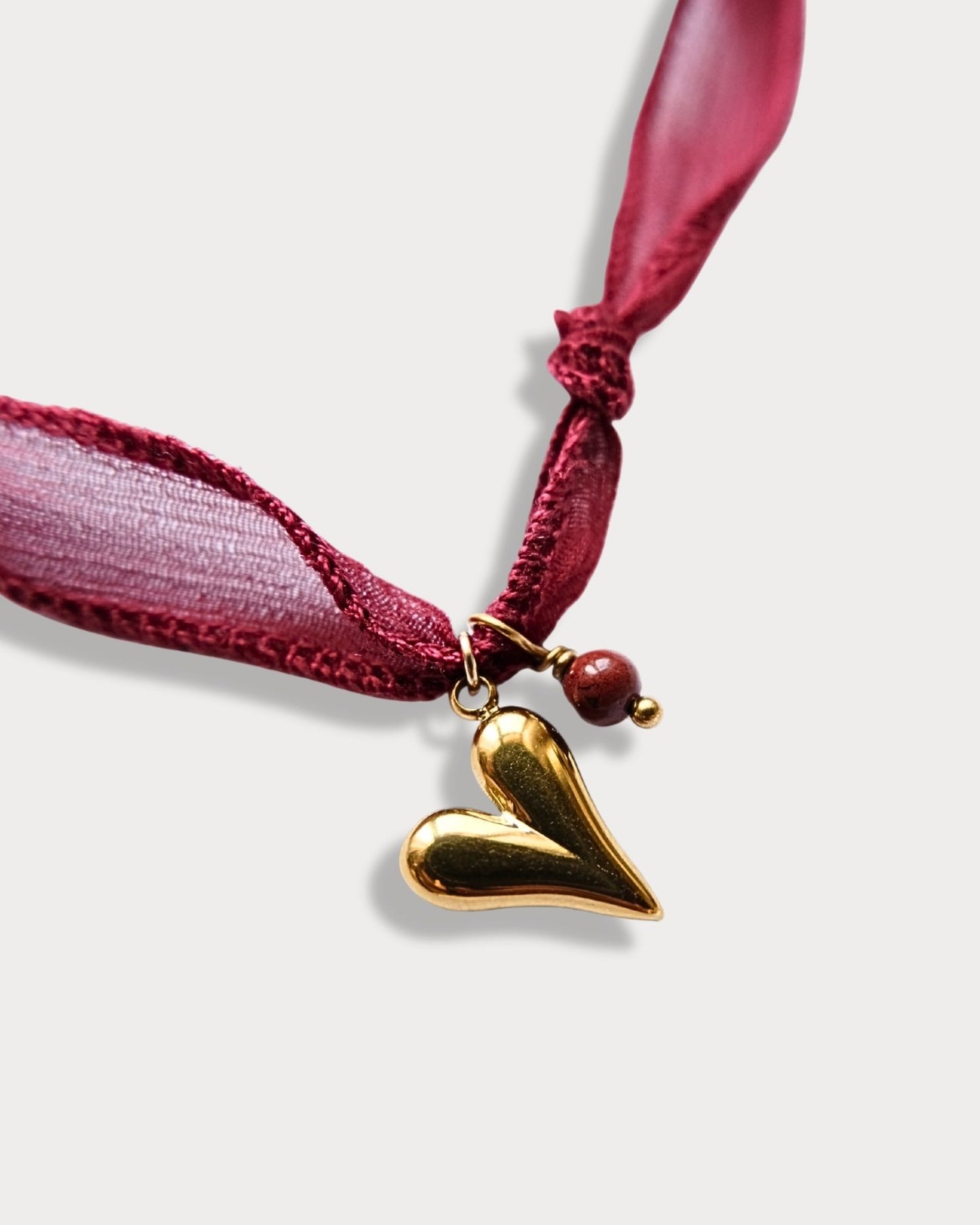 Collana in seta annodata rossa e corallo con pendente a forma di cuore e pietra di diaspro rosso