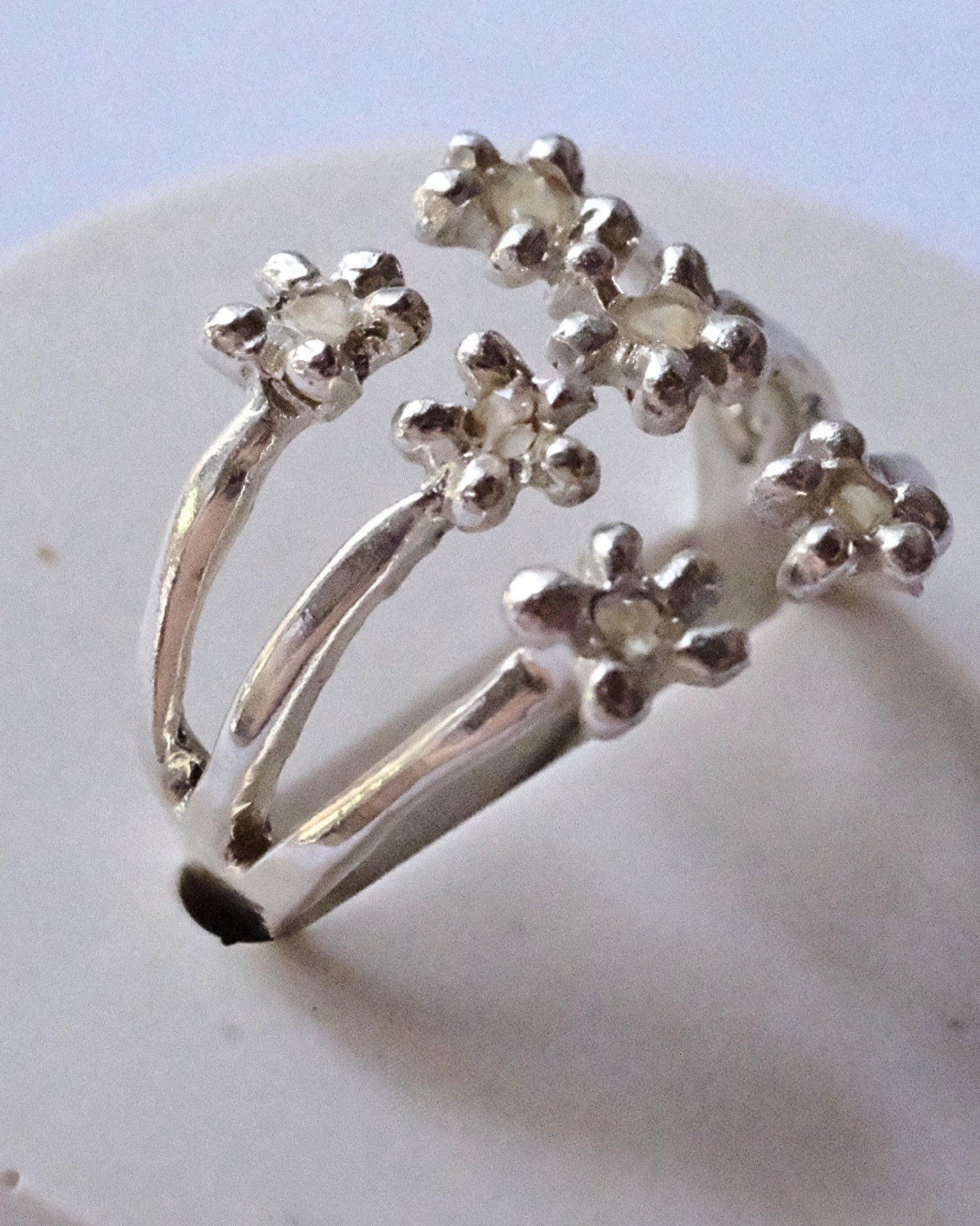 Anello in argento 925 regolabile a forma di carota selvatica con frammenti di fiori