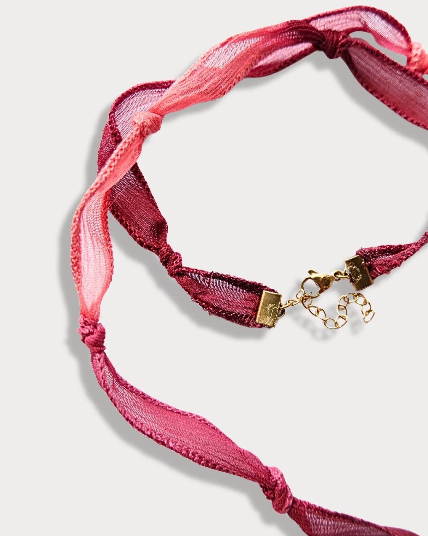 Collana in seta annodata rossa e corallo con pendente a forma di cuore e pietra di diaspro rosso