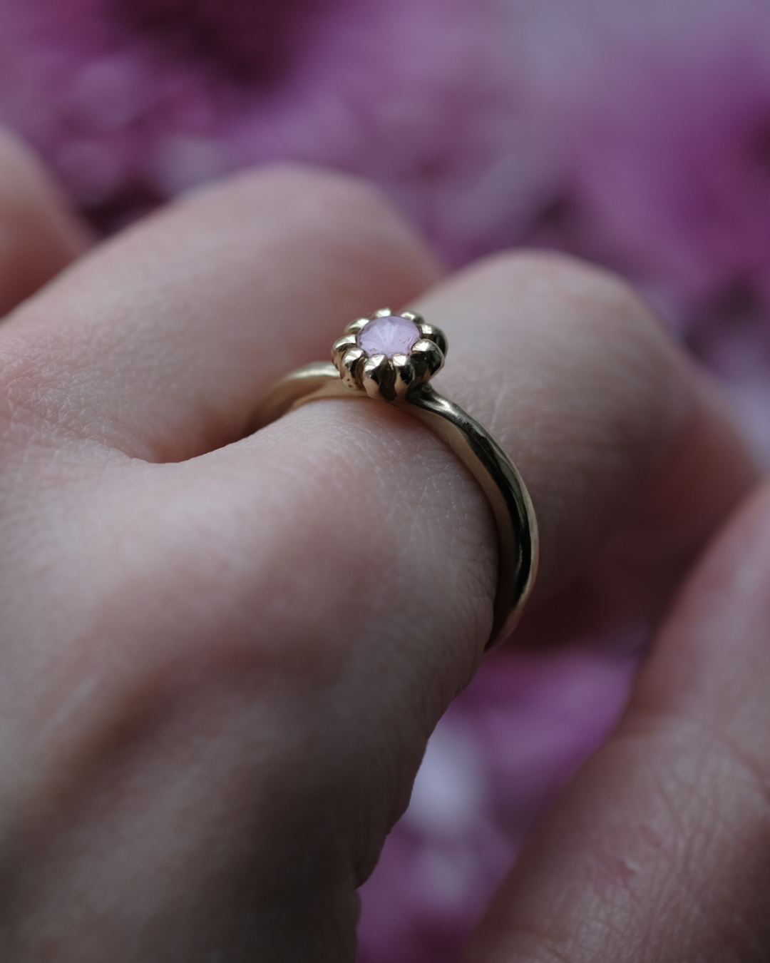 FIORE - Anello in ottone con frammenti di gerbera rosa