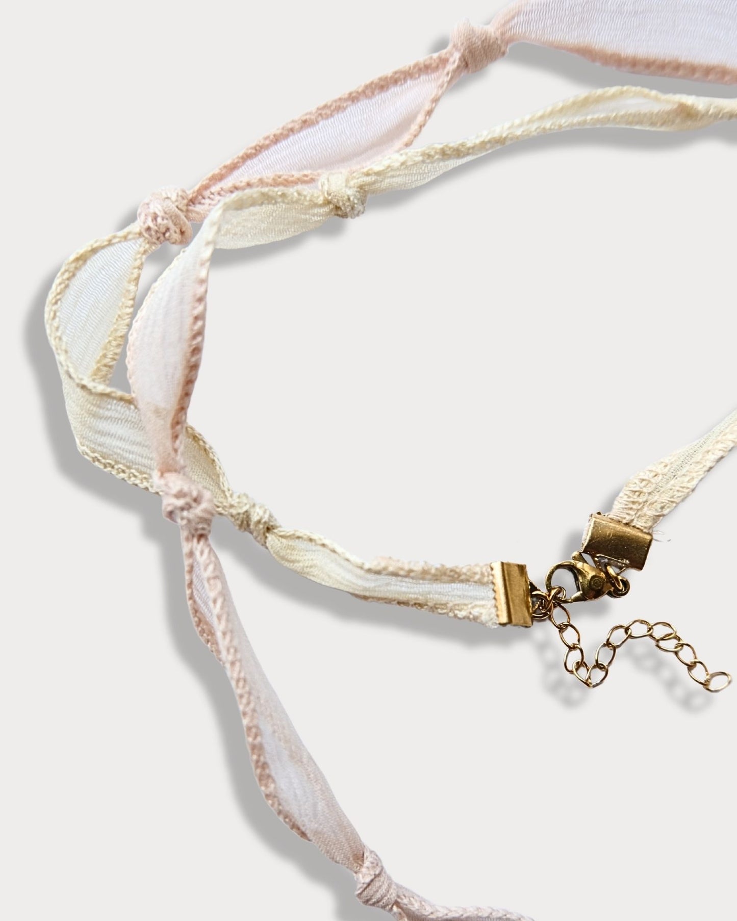 Collana in seta annodata rosa e vaniglia con pendente a forma di medaglietta e pietra di amazzonite