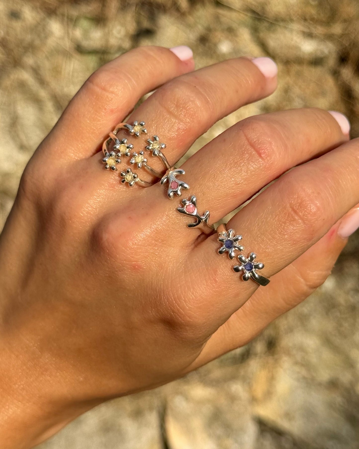 Anello in argento 925 regolabile a forma di tulipani con frammenti di fiori