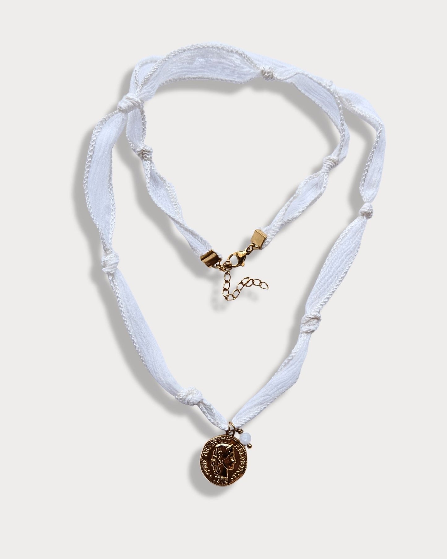 Collana in seta annodata bianca con pendente a forma di moneta e pietra di giada bianca