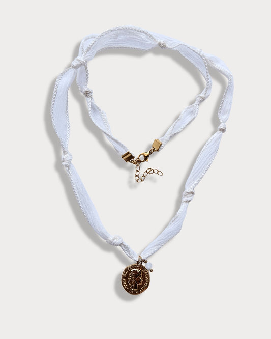 Collana in seta annodata bianca con pendente a forma di moneta e pietra di giada bianca