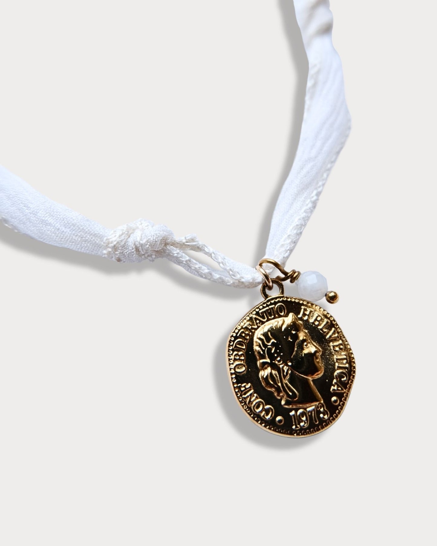 Collana in seta annodata bianca con pendente a forma di moneta e pietra di giada bianca