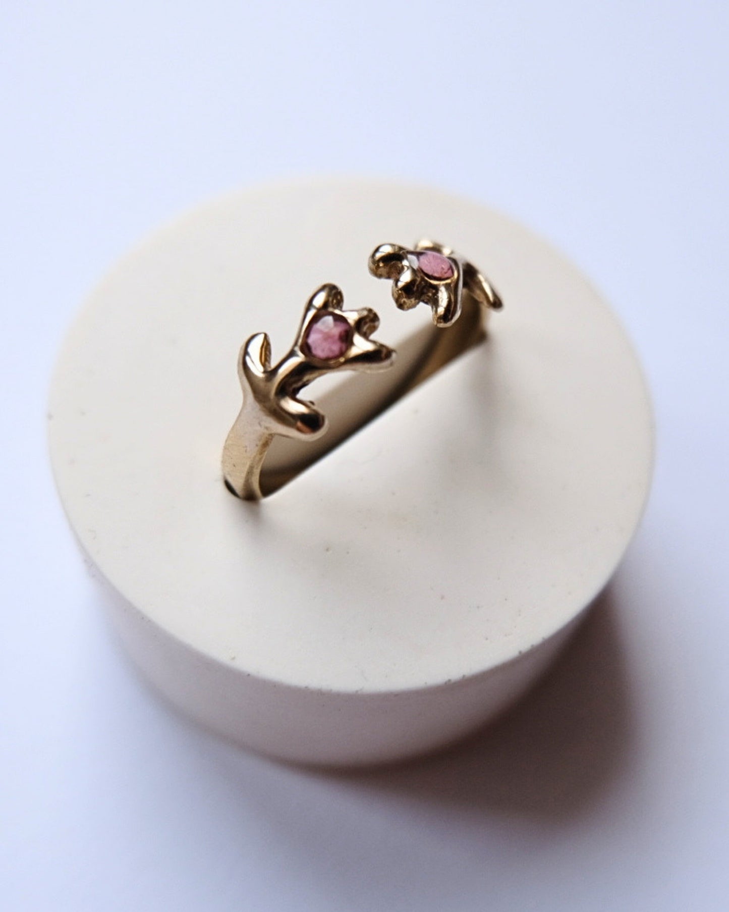 Anello in ottone regolabile a forma di tulipani con frammenti di fiori