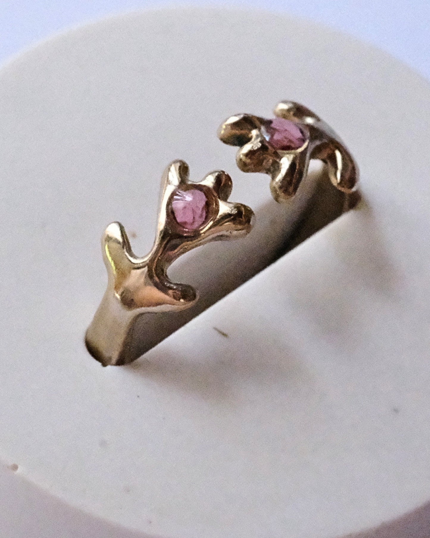 Anello in ottone regolabile a forma di tulipani con frammenti di fiori