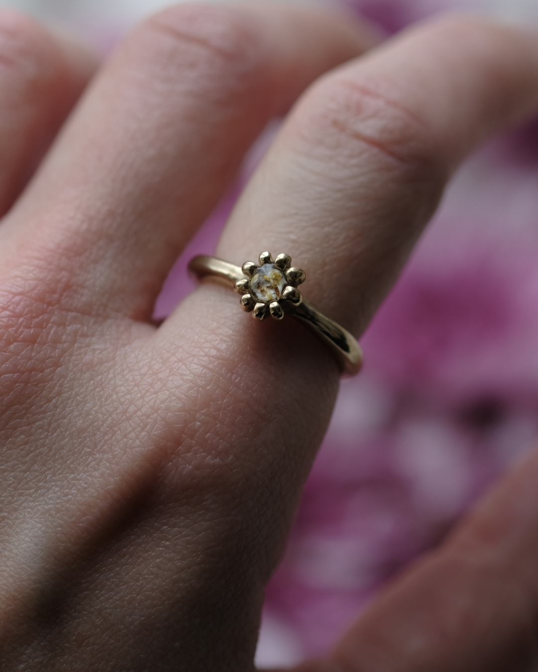 FIORE - Anello in ottone con frammenti e pistilli di margherita