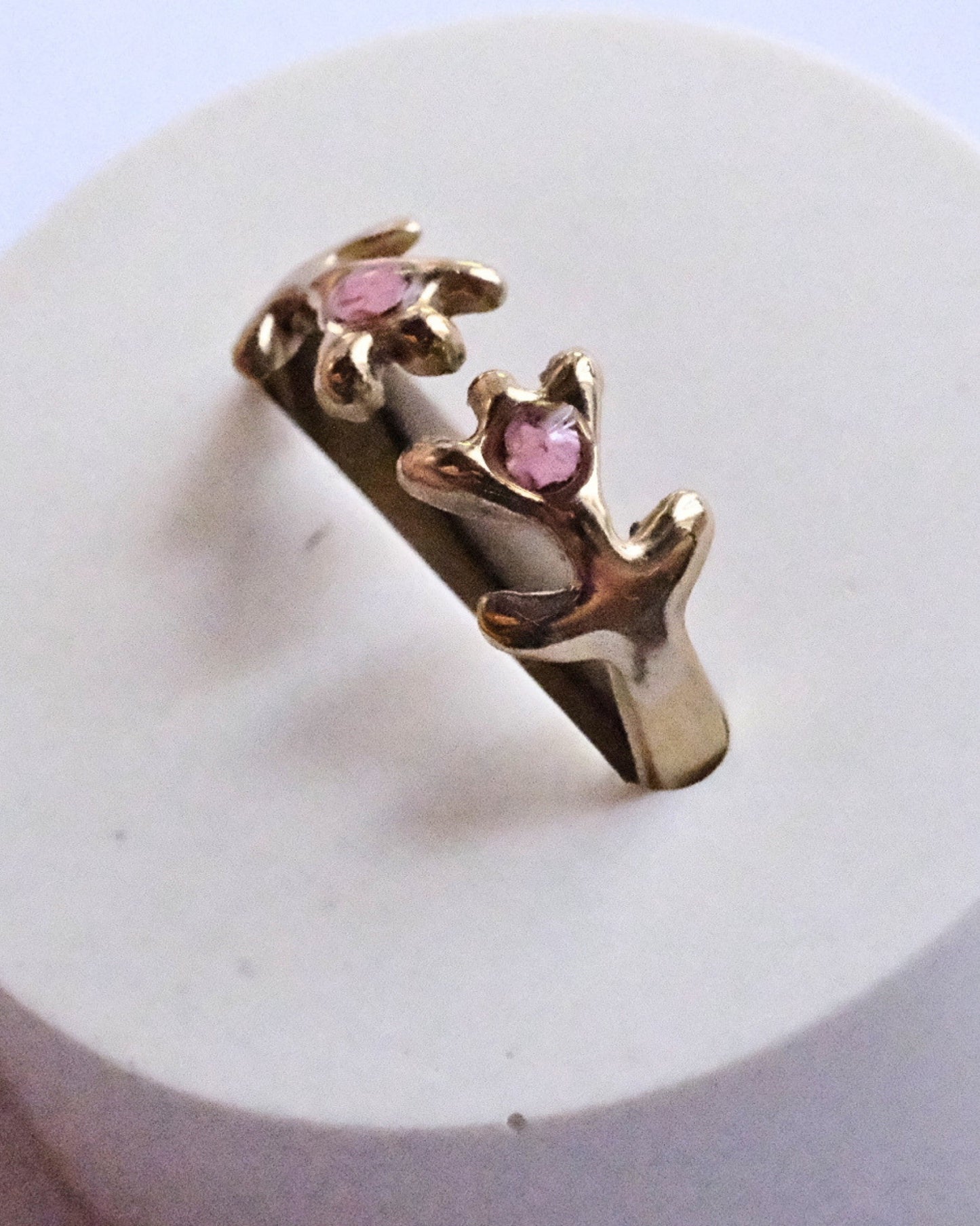 Anello in ottone regolabile a forma di tulipani con frammenti di fiori