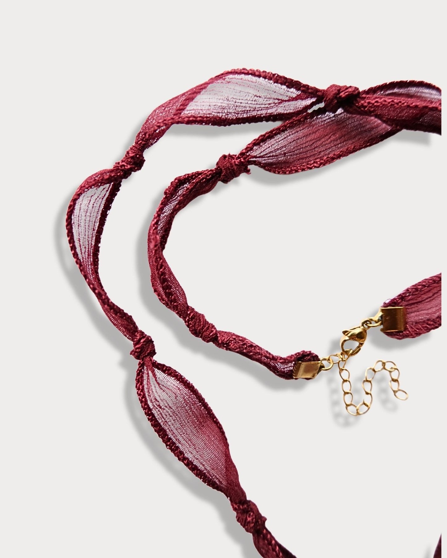 Collana in seta annodata bordeaux con pendente a forma di fiocco e pietra di tormalina