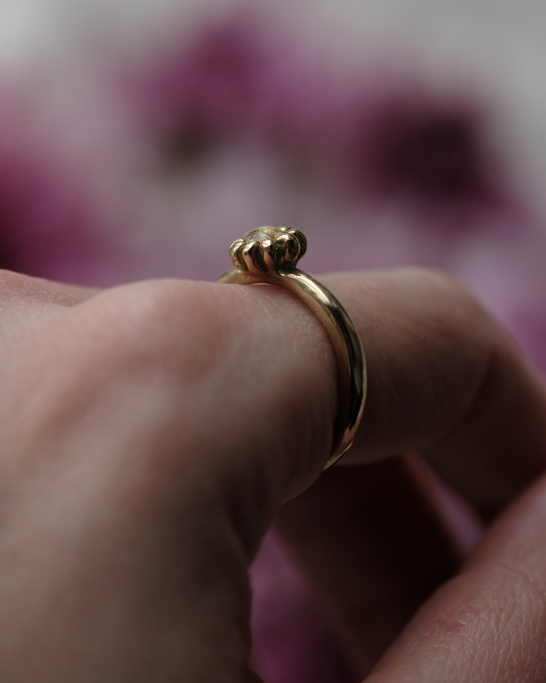 FIORE - Anello in ottone con frammenti e pistilli di margherita