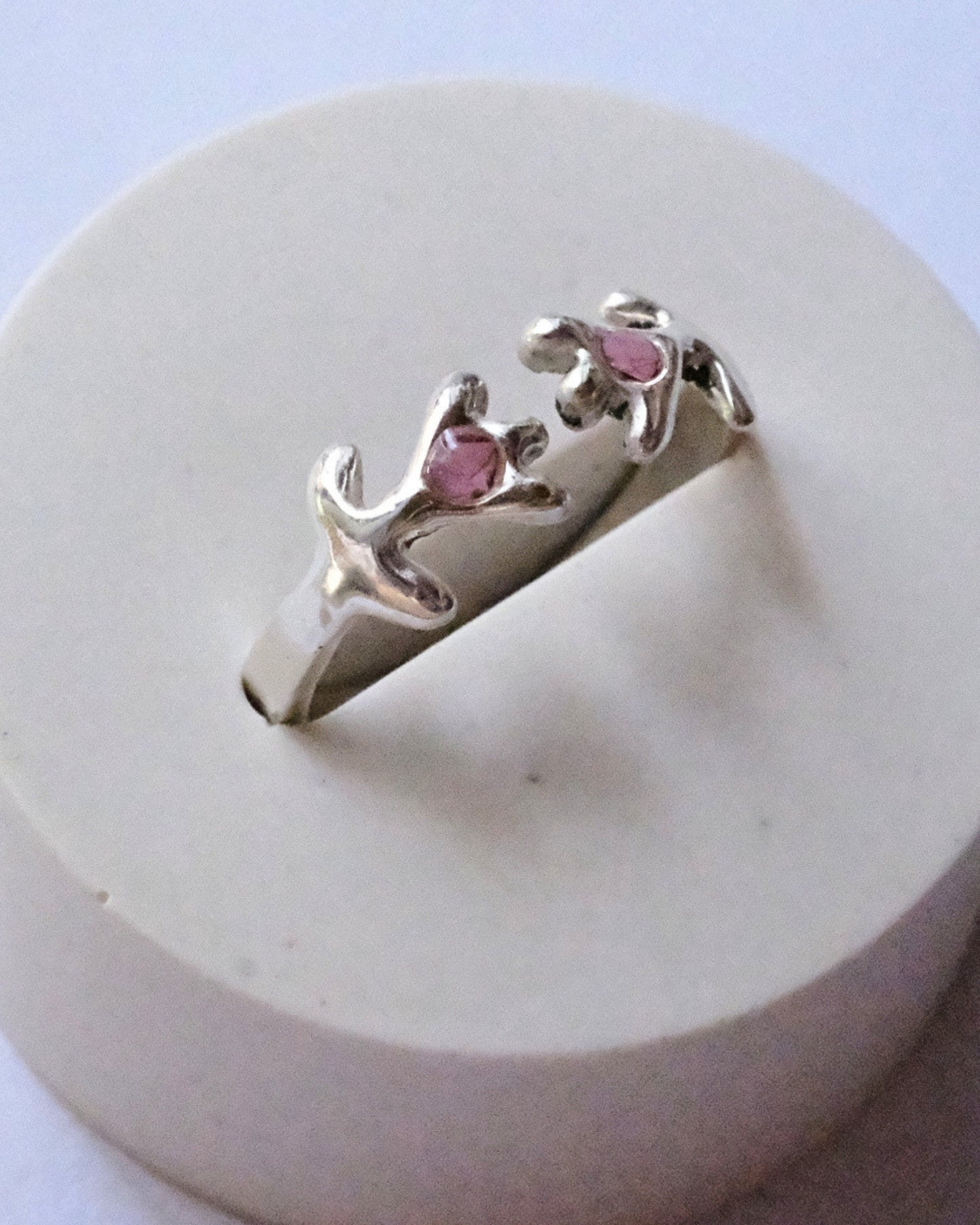 Anello in argento 925 regolabile a forma di tulipani con frammenti di fiori