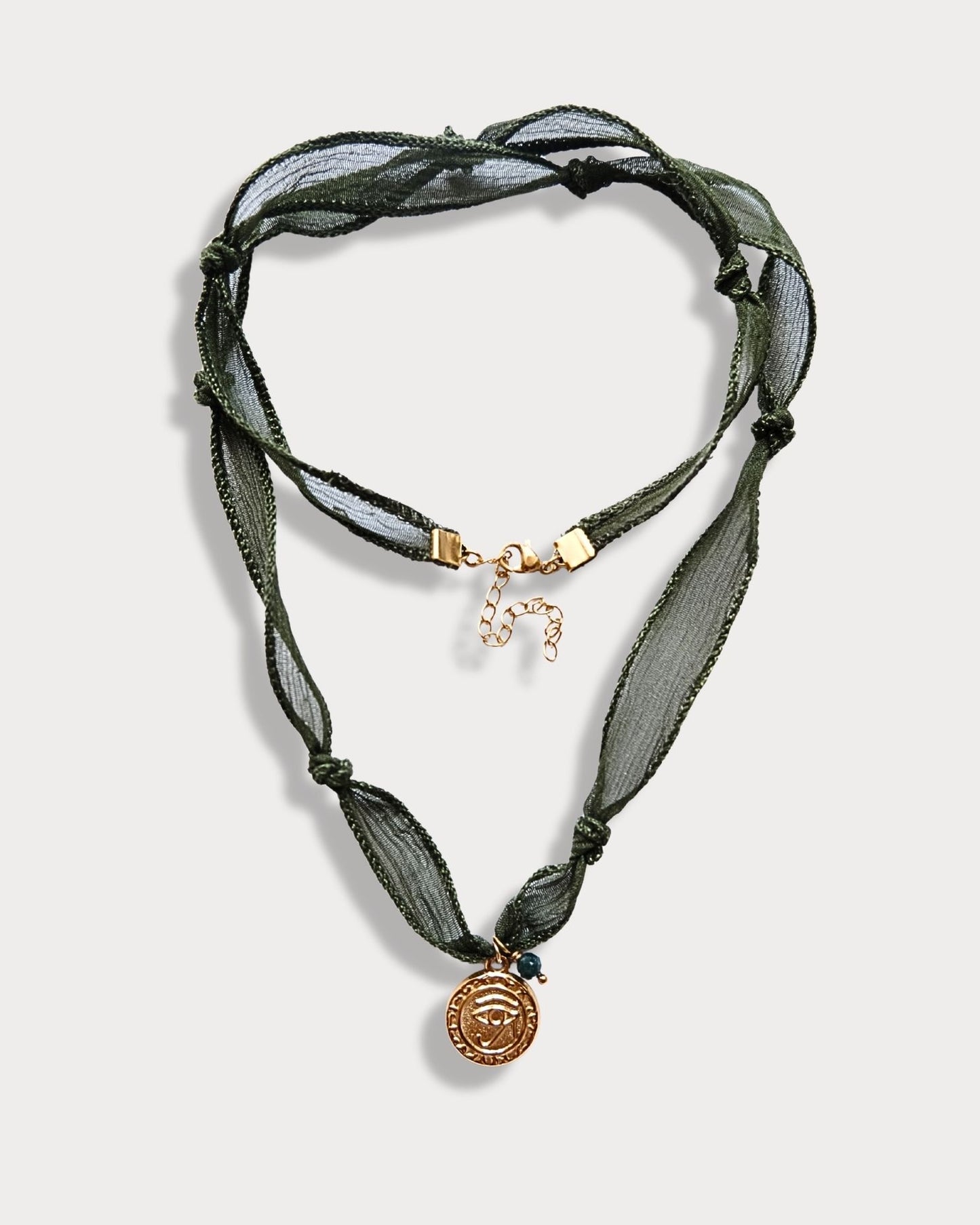 Collana in seta annodata verde con pendente a forma di occhio e pietra di agata indiana