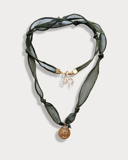 Collana in seta annodata verde con pendente a forma di occhio e pietra di agata indiana