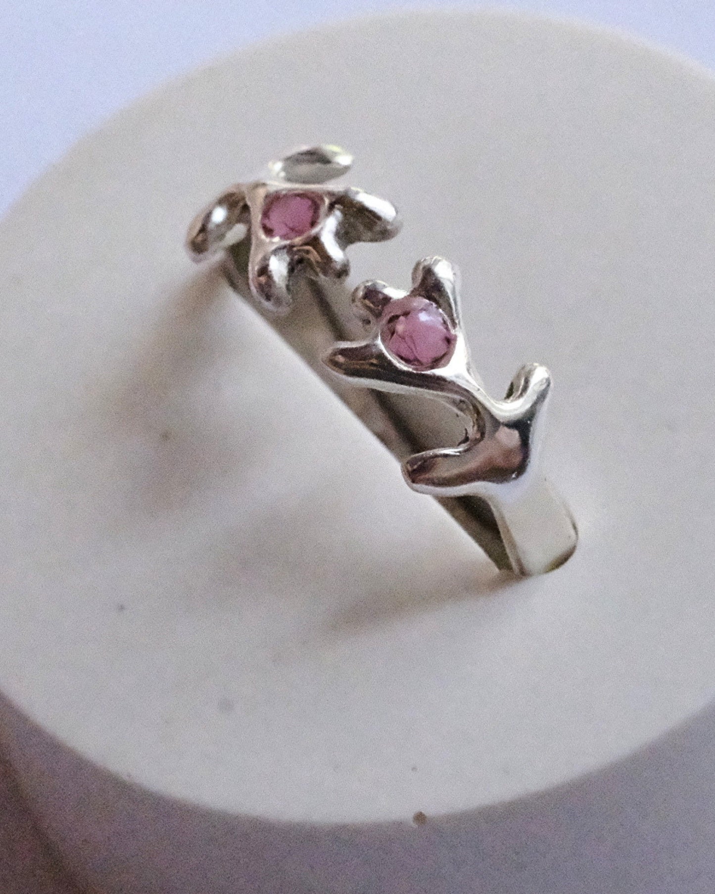 Anello in argento 925 regolabile a forma di tulipani con frammenti di fiori