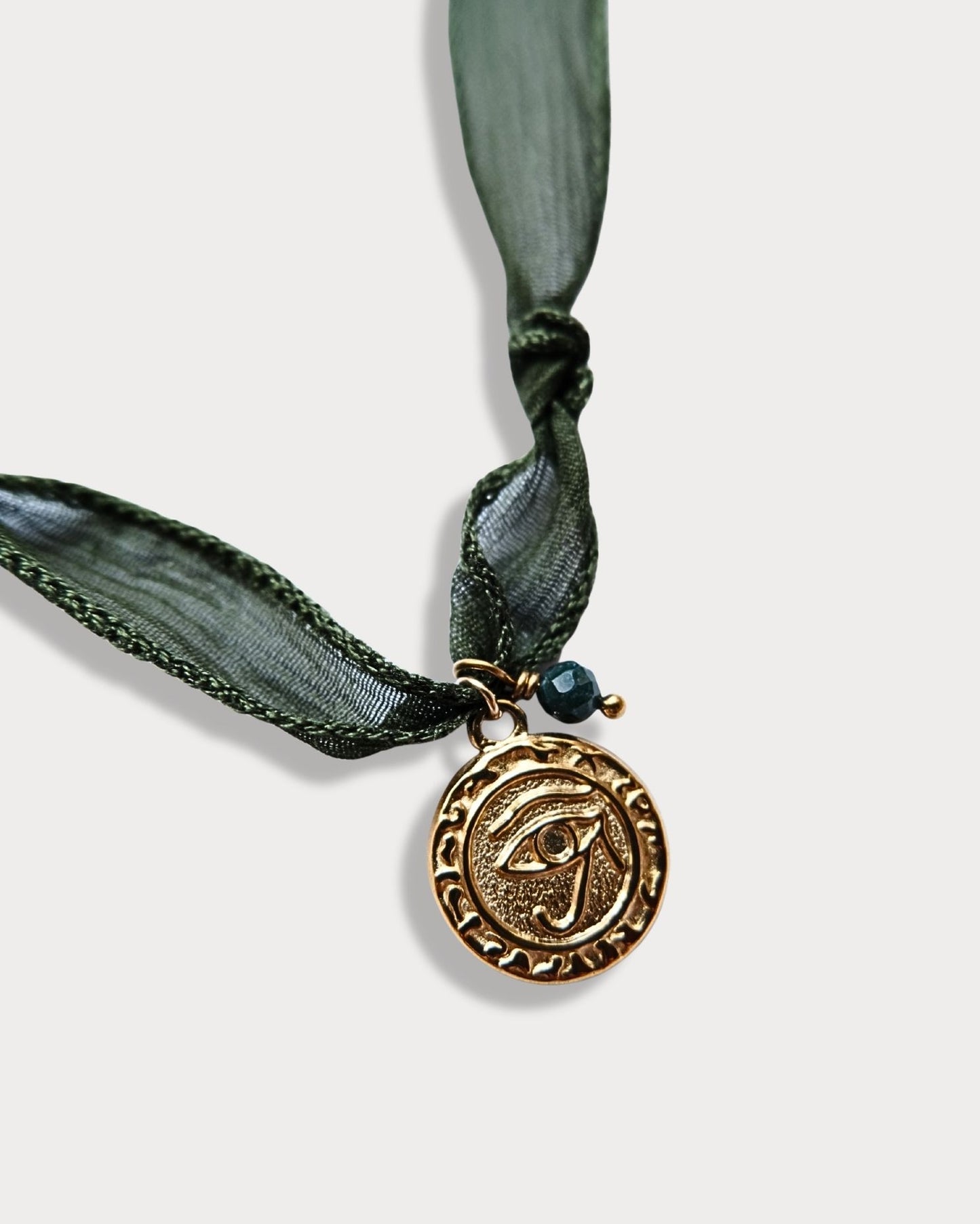 Collana in seta annodata verde con pendente a forma di occhio e pietra di agata indiana