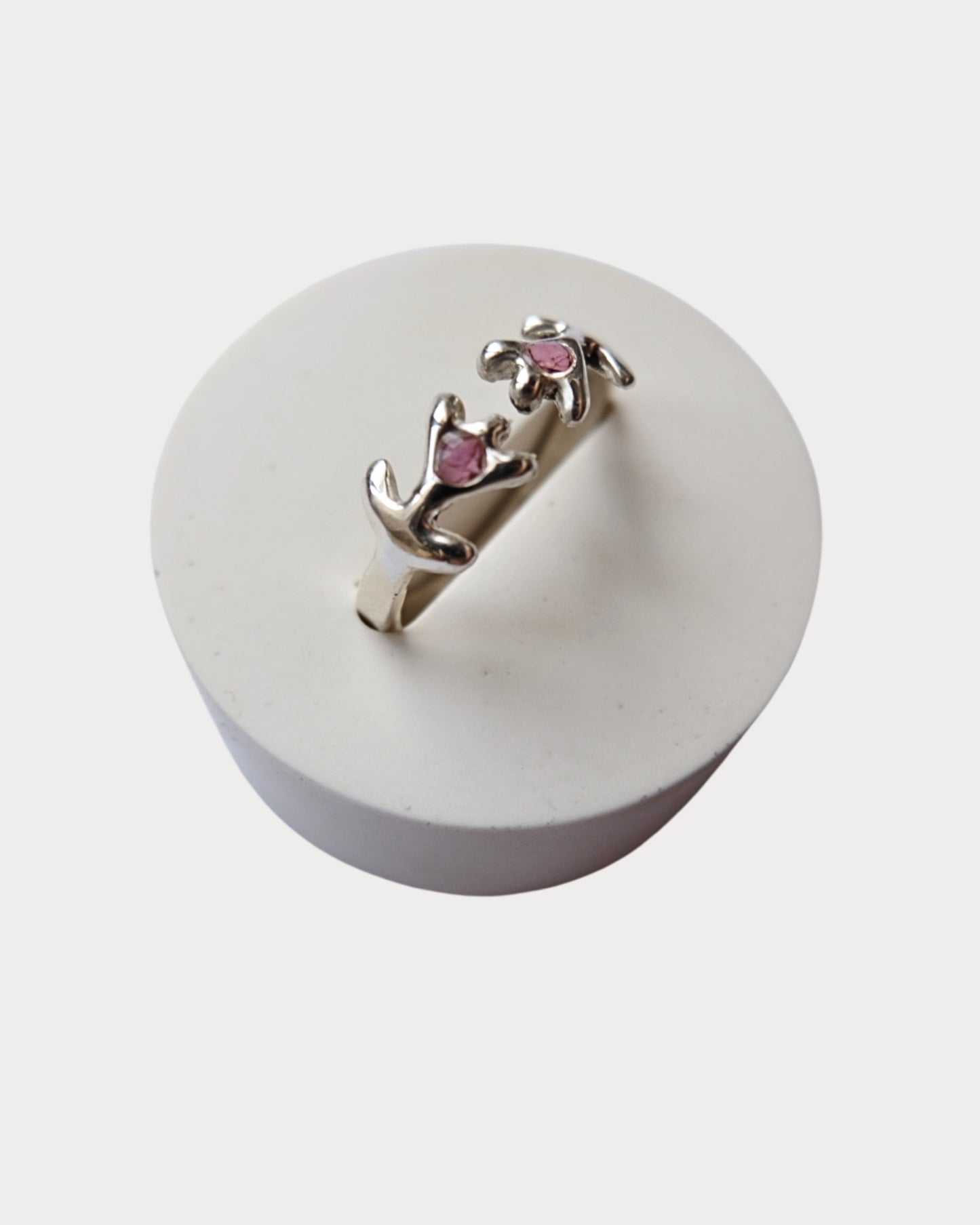 Anello in argento 925 regolabile a forma di tulipani con frammenti di fiori