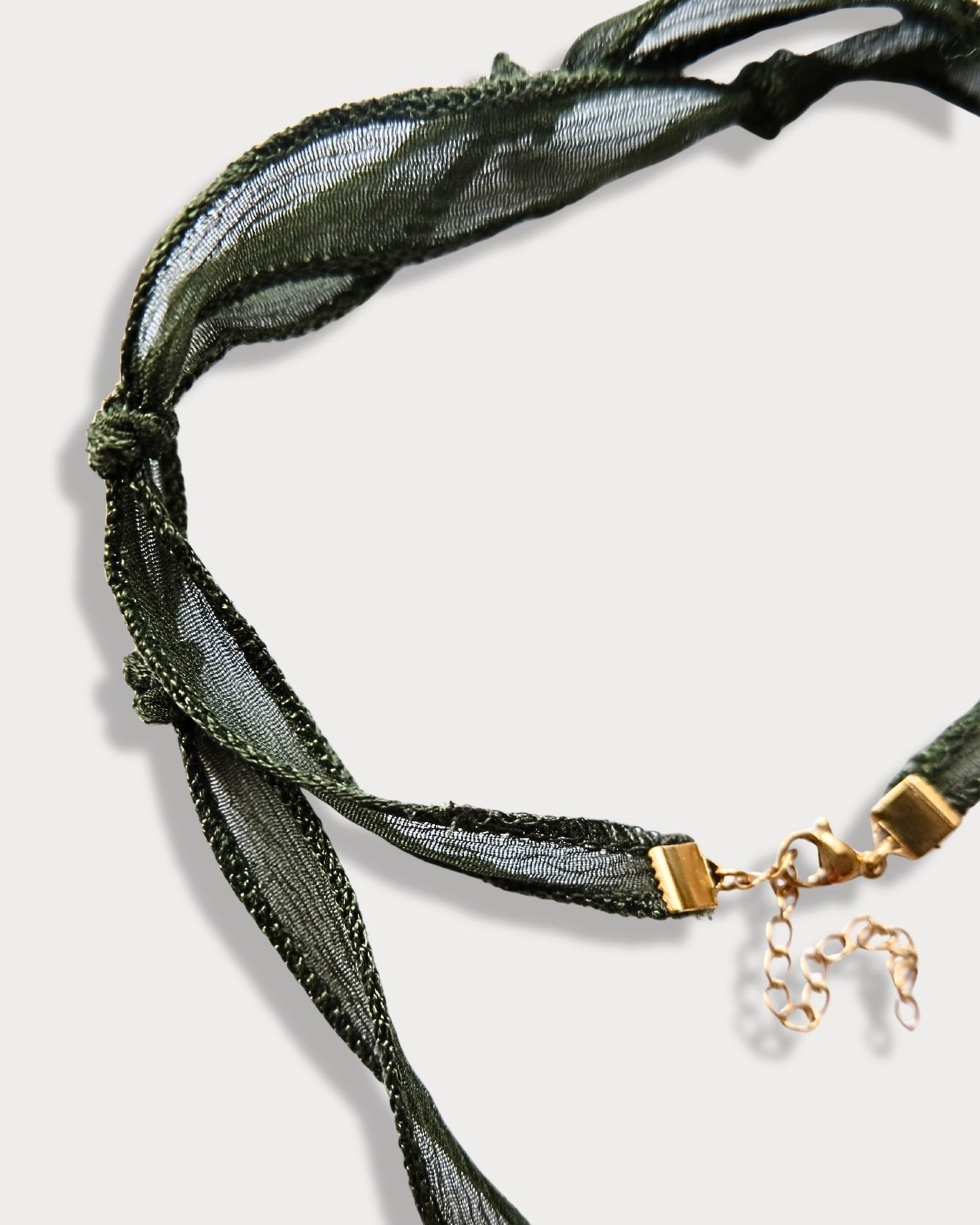 Collana in seta annodata verde con pendente a forma di occhio e pietra di agata indiana