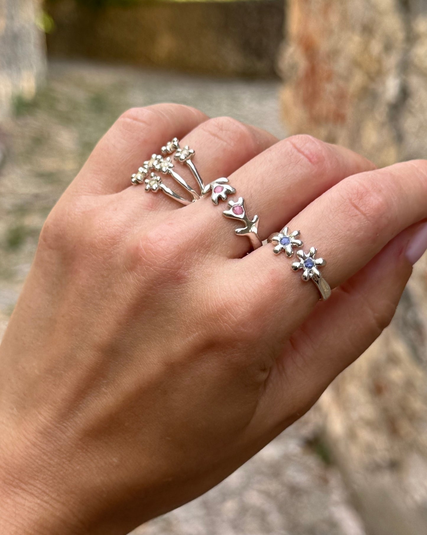 Anello in argento 925 regolabile a forma di tulipani con frammenti di fiori