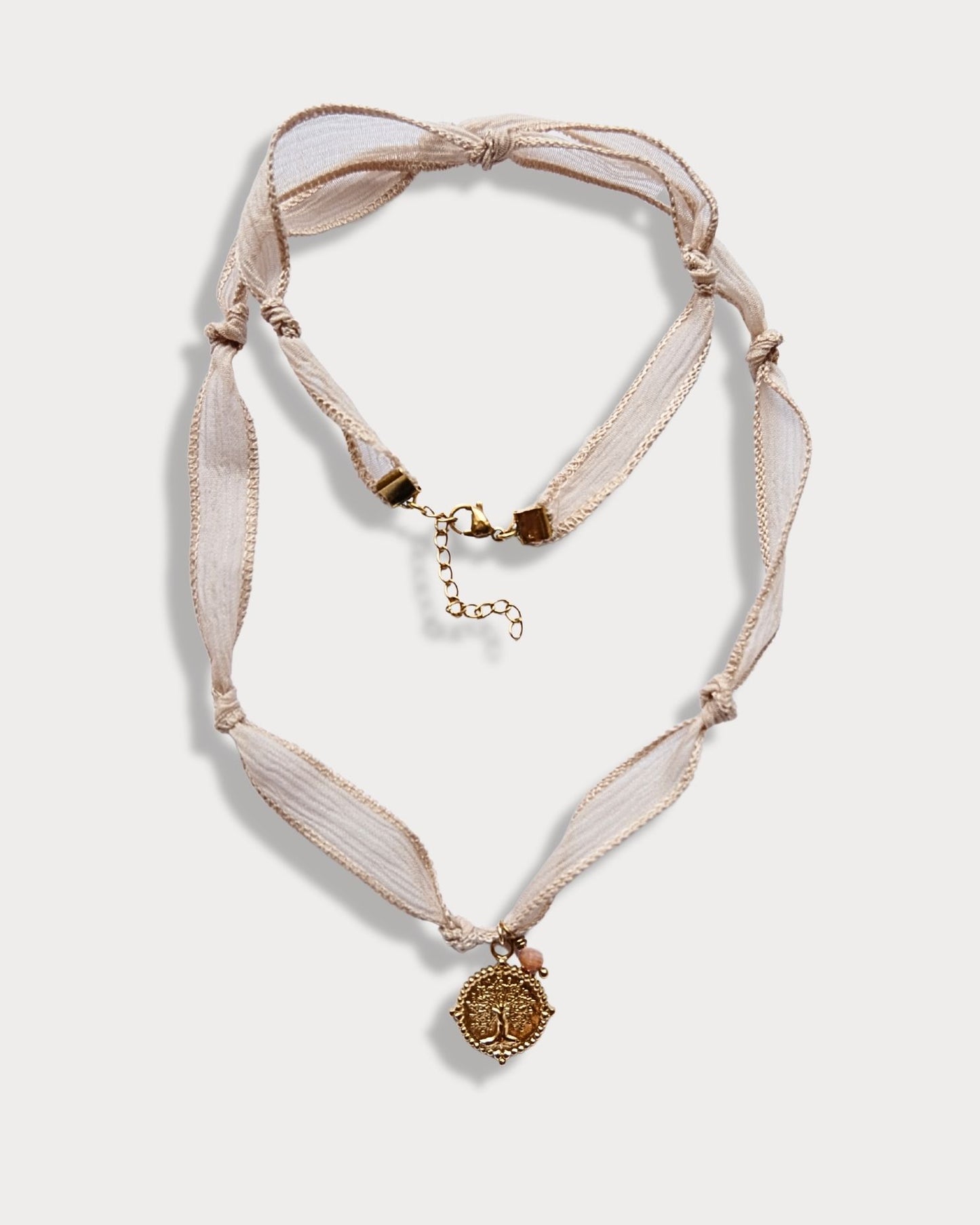 Collana in seta annodata rosa cipria con pendente a forma di albero della vita e pietra di rodonite