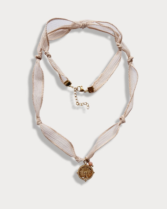 Collana in seta annodata rosa cipria con pendente a forma di albero della vita e pietra di rodonite