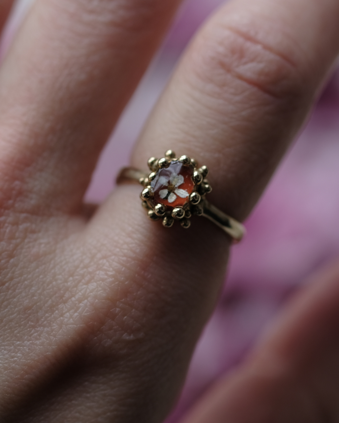 CAROTA SELVATICA - Anello in ottone con fiore di carota selvatica su base rossa e gocce di rugiada