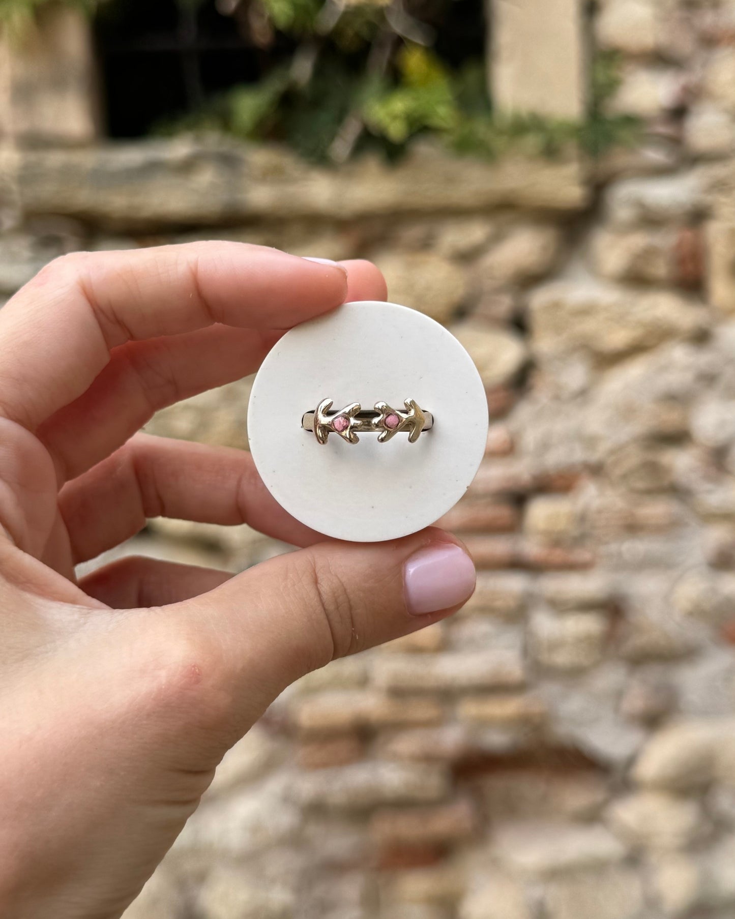 Anello in ottone regolabile a forma di tulipani con frammenti di fiori